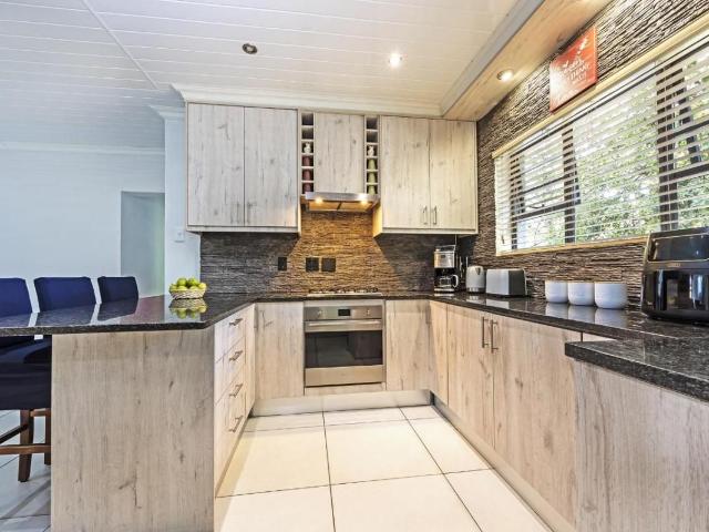 5 Bedroom house for sale in Amandelsig, Kuils River