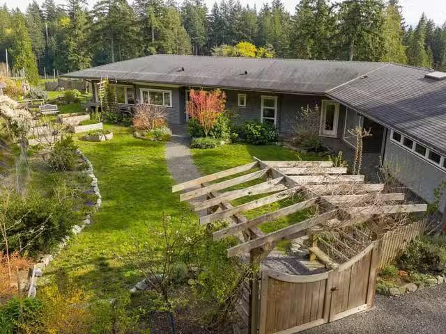 House for sale in Bowen Island, Bowen Island, 889 Cowan Point.