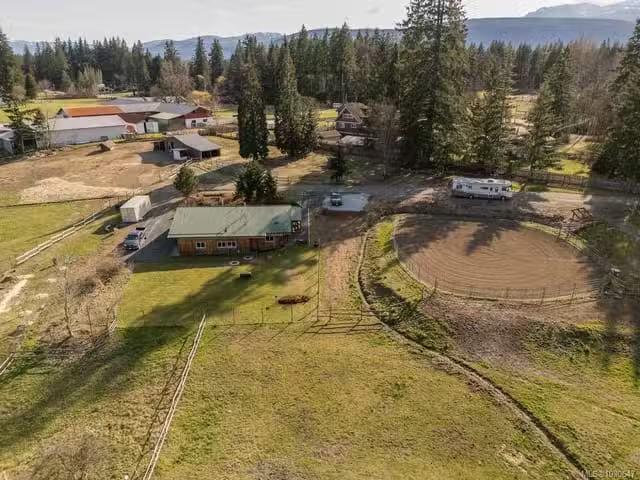 House for sale in Black Creek, 2121 Dzini Rd, 1030647
