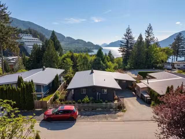 House for sale in Britannia Beach, Squamish, 624 Lower Crescen.