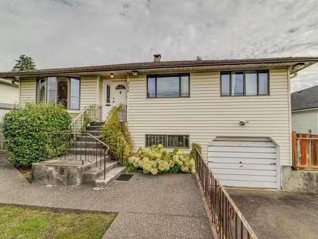 House for sale in Burnaby, Burnaby South, 4638 Royal Oak Avenu.