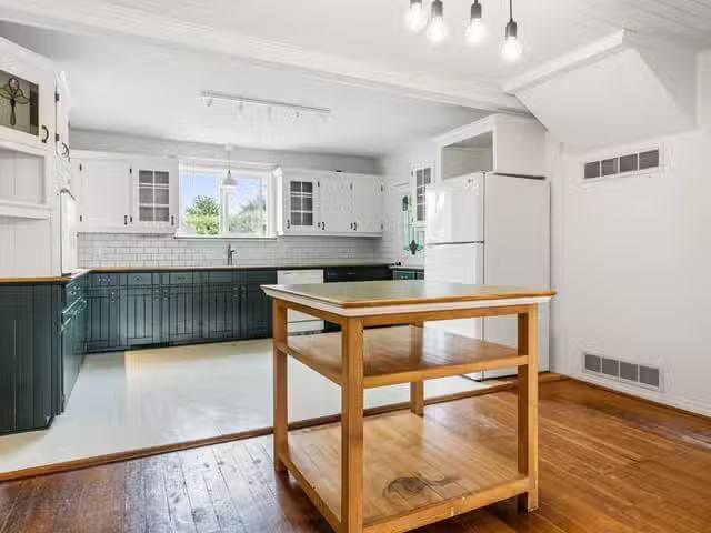 House for sale in Chilliwack, Chilliwack, 45748 Lewis Avenue.