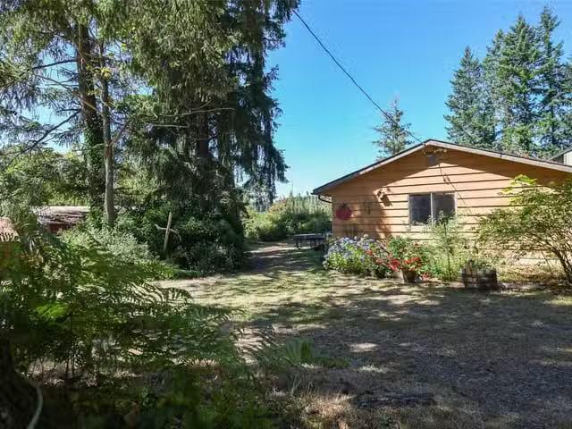 House for sale in Courtenay, 5835 Island N Hwy, 1033544