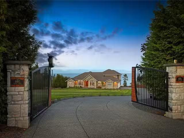 House for sale in Courtenay, 6480 Eagles Dr, 1031163