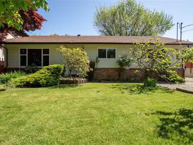 House for sale in Crofton, 8071 Queen St, 1034519