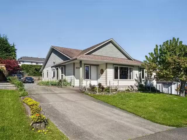 House for sale in Crofton, 8126 Musgrave St, 1033564