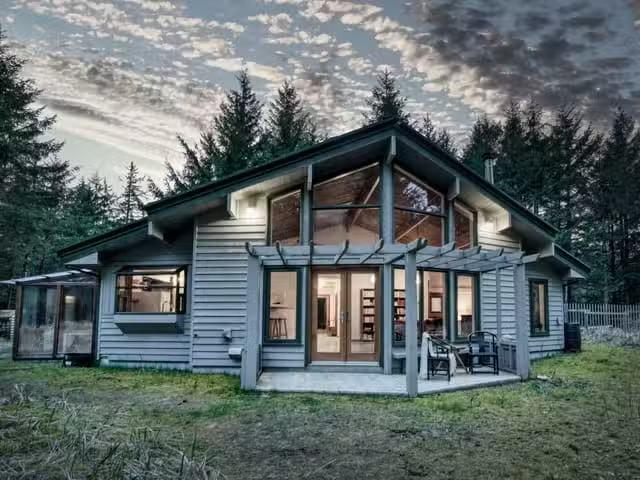 House for sale in Daajing Giids City, Prince Rupert, 1995 Beit.