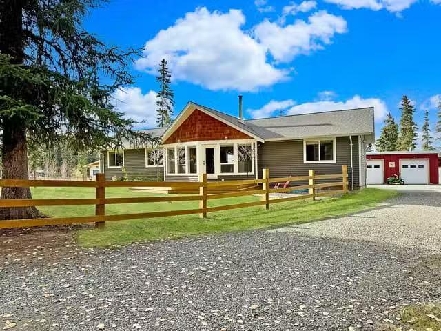 House for sale in Deka Lake / Sulphurous / Hathawa, 100 Mile H.