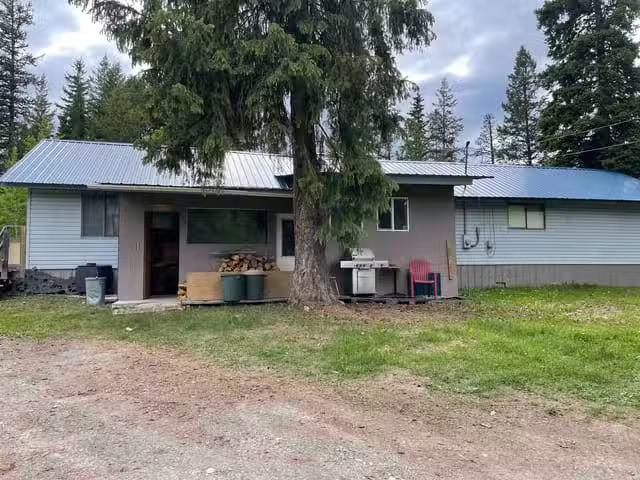 House for sale in Deka Lake / Sulphurous / Hathawa, 100 Mile H.