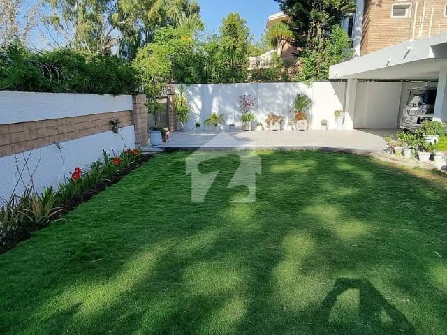 House for sale in f 10 size 800 square yards good location