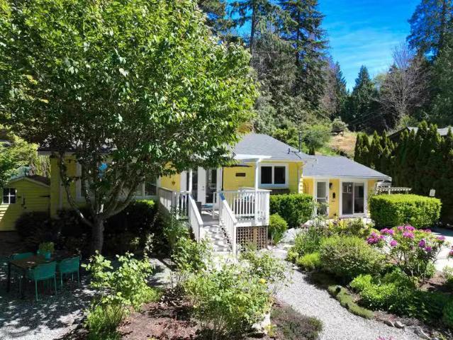 House for sale in Halfmn Bay Secret Cv Redroofs, Halfmoon Bay.