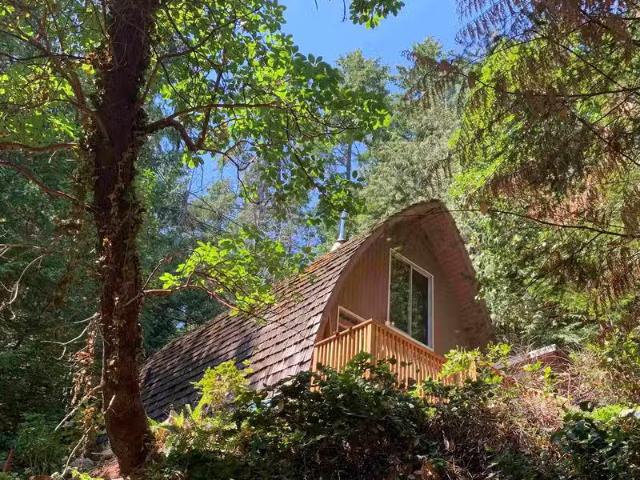 House for sale in Halfmn Bay Secret Cv Redroofs, Halfmoon Bay.