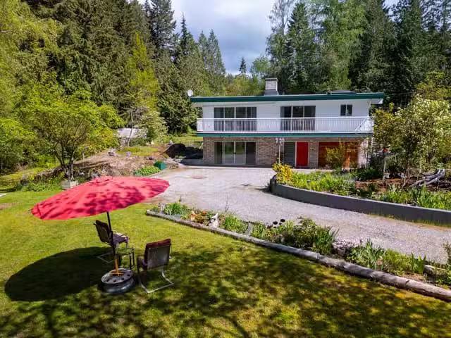House for sale in Halfmoon Bay, Sunshine Coast, 5819 Trout Lak.
