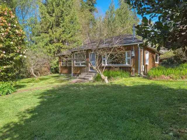 House for sale in Halfmoon Bay, Sunshine Coast, 8200 Redrooffs.