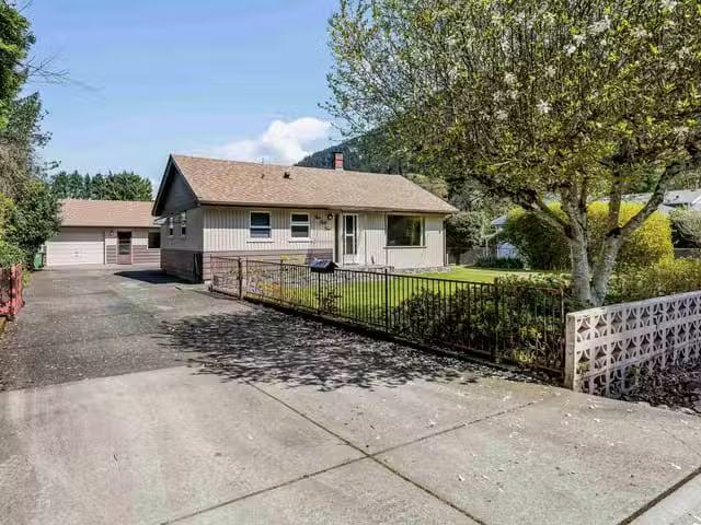 House for sale in Harrison Hot Springs, Harrison Lake, 455 Pin.