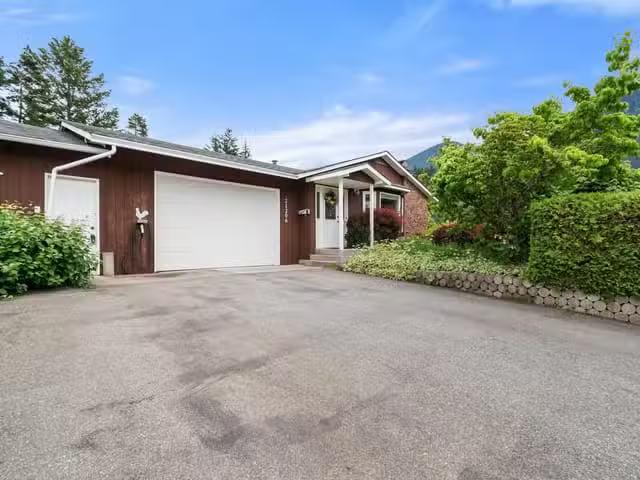 House for sale in Hope, Hope & Area, 21206 Lakeview Crescent.
