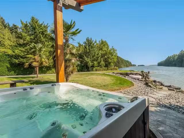 House for sale in Ladysmith, 4718/4720 Shell Beach Rd, 1039904