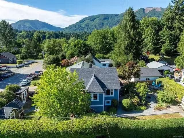 House for sale in Lake Cowichan, 37 Cowichan W Ave, 1038218