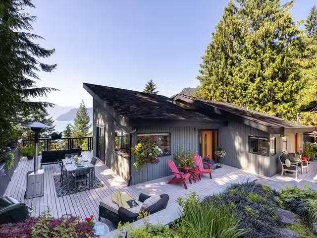 House for sale in Lions Bay, West Vancouver, 120 Mountain Driv.