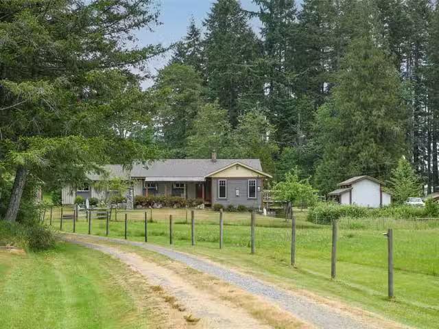 House for sale in Merville, 6514 Poulton Rd, 1039865
