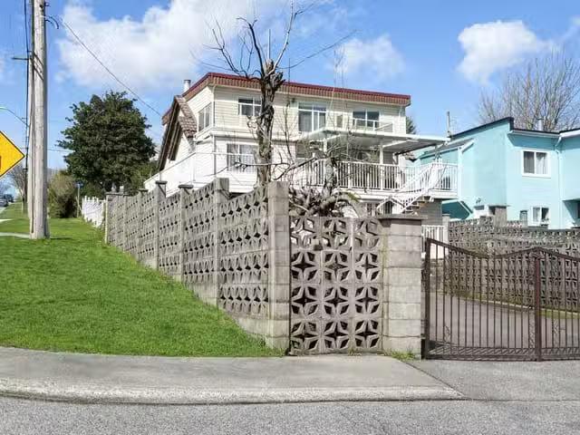 House for sale in New Westminster, New Westminster, 1728 Seven.