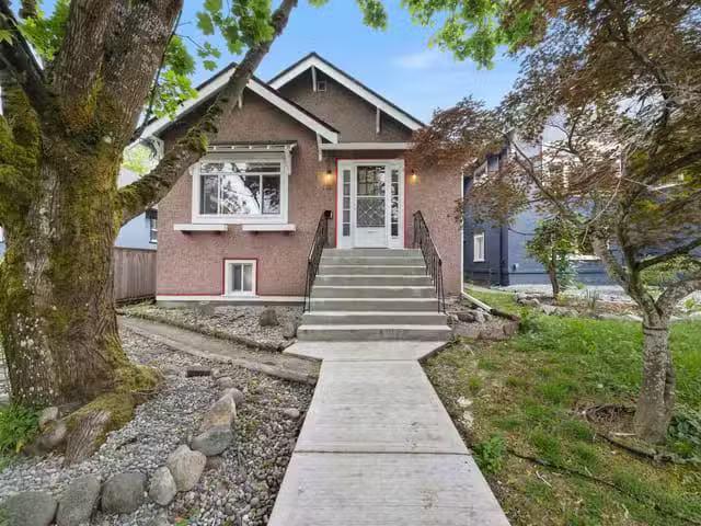House for sale in New Westminster, New Westminster, 1105 Hamil.