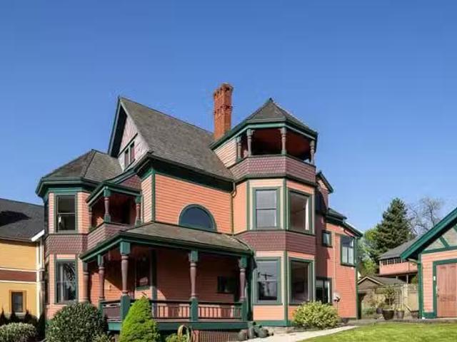 House for sale in New Westminster, New Westminster, 403 St. Ge.