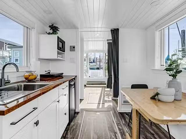 House for sale in North Vancouver, North Vancouver, A07 415 W.