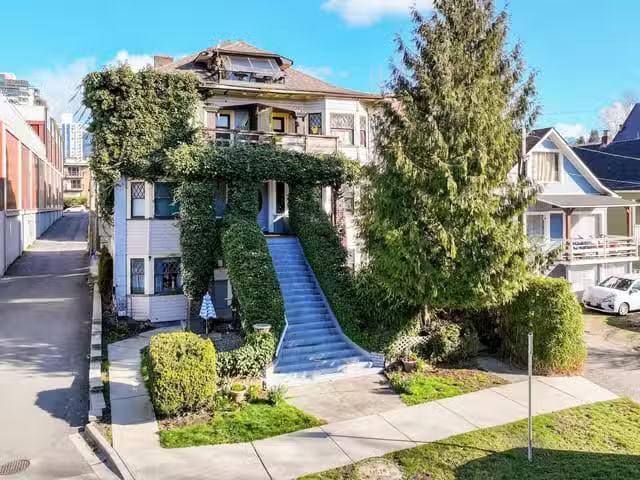 House for sale in North Vancouver, North Vancouver, 160 E 10th.