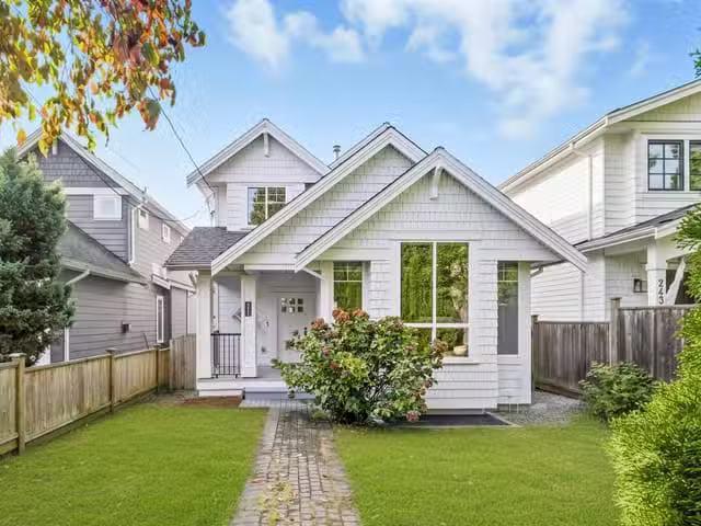 House for sale in North Vancouver, North Vancouver, 2411 Georg.