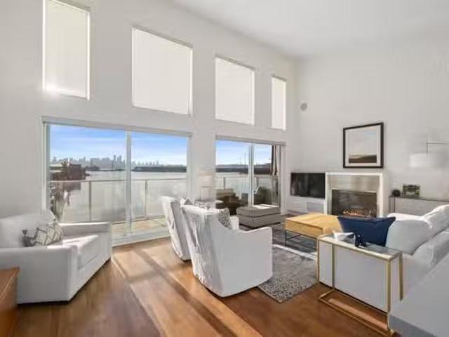 House for sale in North Vancouver, North Vancouver, 20 415 W E.