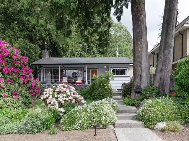 House for sale in North Vancouver, North Vancouver, 322 E 25th.