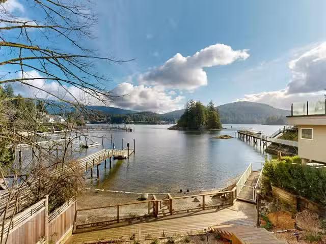 House for sale in North Vancouver, North Vancouver, 4545 Strat.