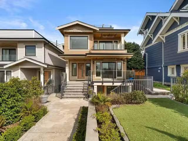 House for sale in North Vancouver, North Vancouver, 462 W 14th.
