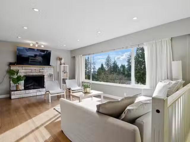 House for sale in North Vancouver, North Vancouver, 4938 Redon.