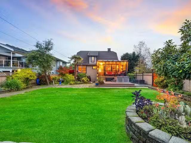House for sale in North Vancouver, North Vancouver, 402 E 13th.