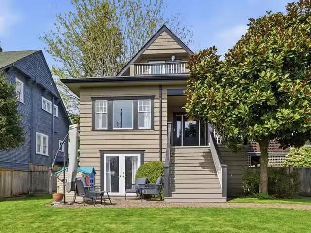 House for sale in North Vancouver, North Vancouver, 424 E Keit.