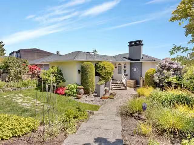 House for sale in North Vancouver, North Vancouver, 901 Calver.