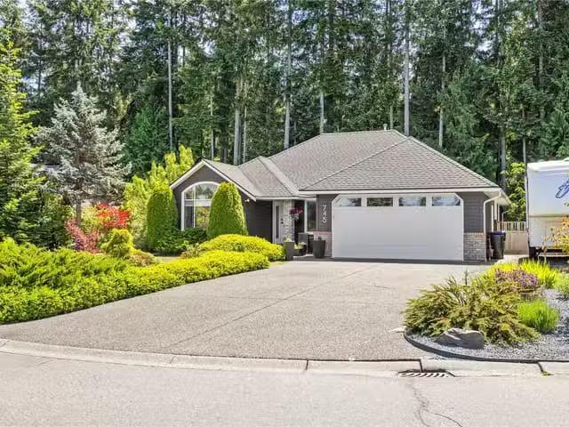 House for sale in Qualicum Beach, 745 Redwood Dr, 1037386