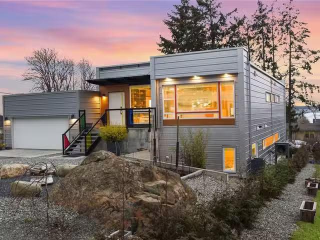 House for sale in Royston, 3855 3857 Warren Ave, 1030605