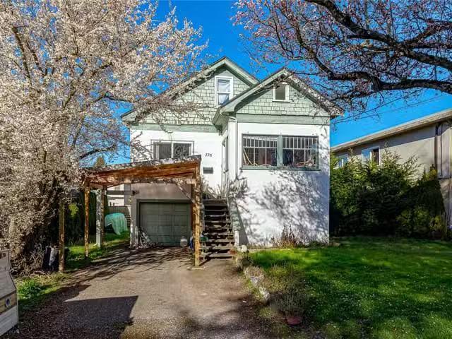 House for sale in Saanich, 176 Regina Ave, 1028796