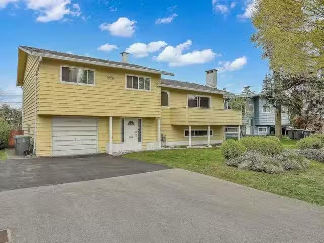 House for sale in Surrey, North Surrey, 11050 Swan Crescent, 2.