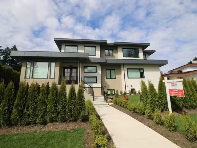 House for sale in Surrey, South Surrey White Rock, 13525 16th.