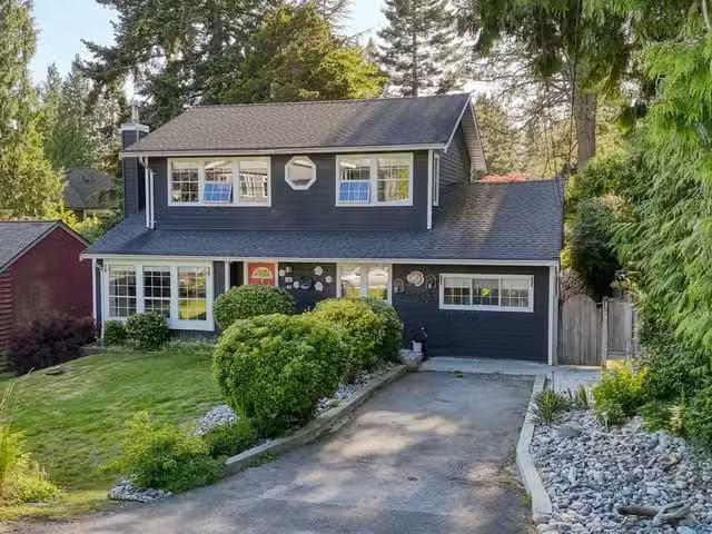 House for sale in Surrey, South Surrey White Rock, 1425 129 St.