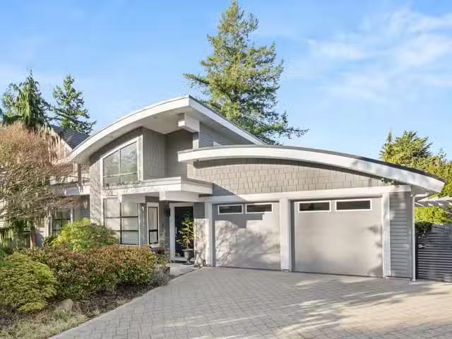 House for sale in Surrey, South Surrey White Rock, 15461 18th.