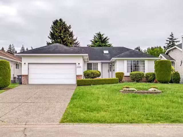 House for sale in Surrey, South Surrey White Rock, 15320 29th.