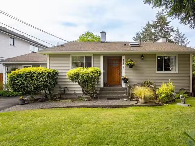 House for sale in Surrey, South Surrey White Rock, 16104 9 Ave.