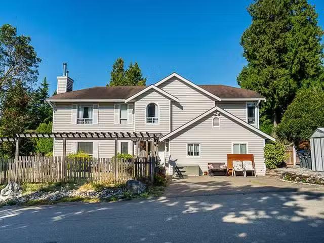 House for sale in Surrey, South Surrey White Rock, 16143 9 Ave.