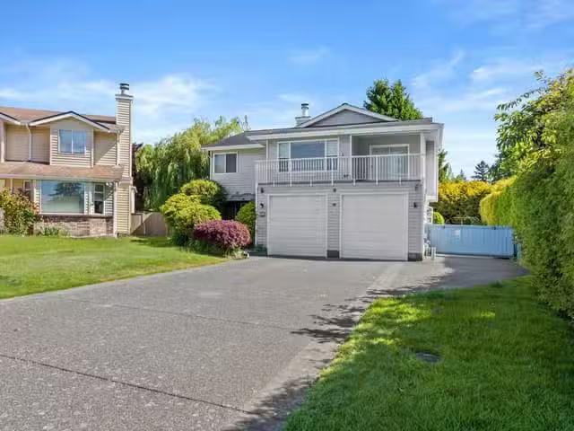 House for sale in Surrey, South Surrey White Rock, 956 161a St.
