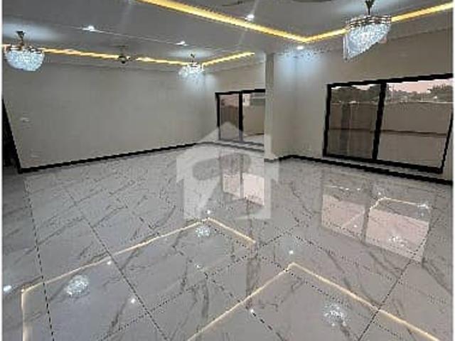 House For Sale Size 60*90 Kanal